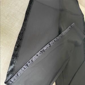 Lululemon Wunder Under leggings w. Velour stripe down outside of both legs
